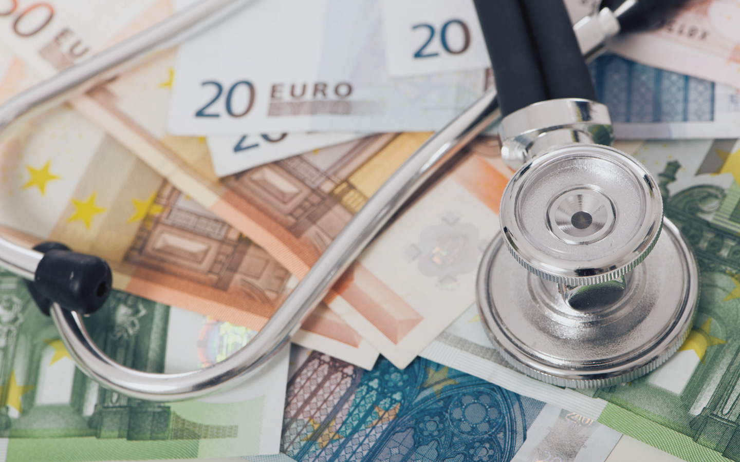 Foto: Geldscheine in Euro und ein Stethoskop